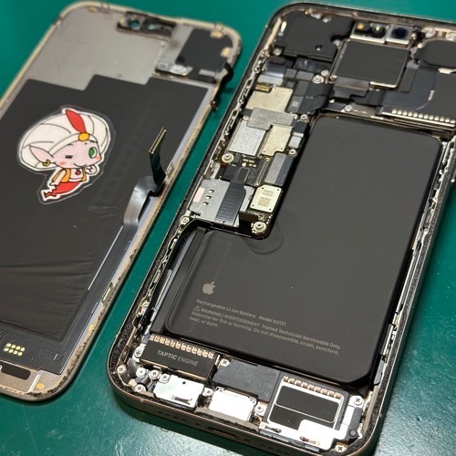 ディスプレイを外した状態のiPhone15ProMax