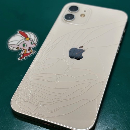 落として背面が割れたiPhone12
