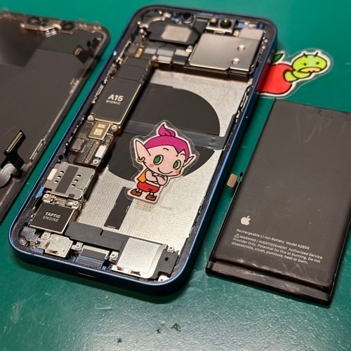 画面分解後に既存バッテリーを安全に取り外し