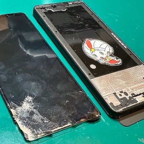 破損したXperia 10 IVの画面を安全に取り外し清掃