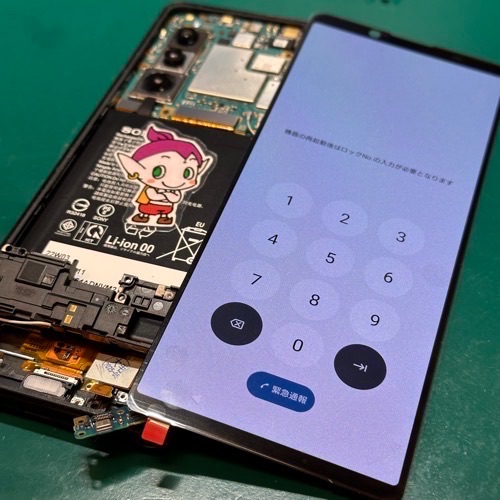 Xperia 5 IIに仮付けした新しい画面で表示やタッチを確認する様子。
