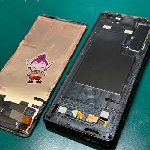 縦線が入ったXperia 5 IIの古い画面を本体フレームから外している作業風景。