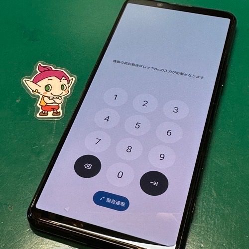 修理完了後のXperia 5 II。縦線が消え、正常動作を確認。