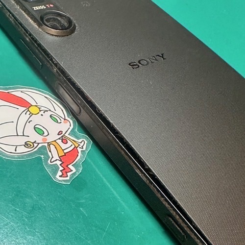 バッテリーが膨張して背面パネルが浮いてしまったXperia1V