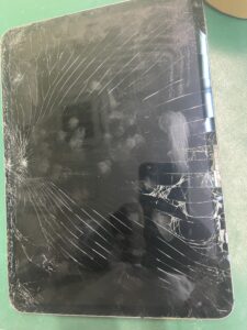 iPadが壊れている写真です