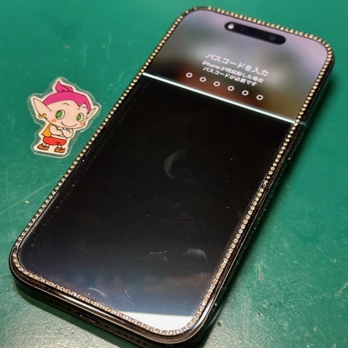 液晶の下側が真っ黒になったiPhone16Pro