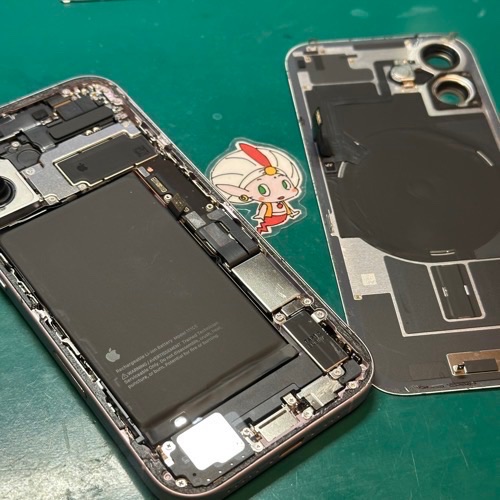 背面ガラスを取り外し修理開始