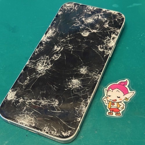 車に轢かれて両面が破損したiPhone15Plus（表）