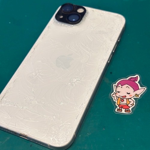 車に轢かれて両面が破損したiPhone15Plus（裏）
