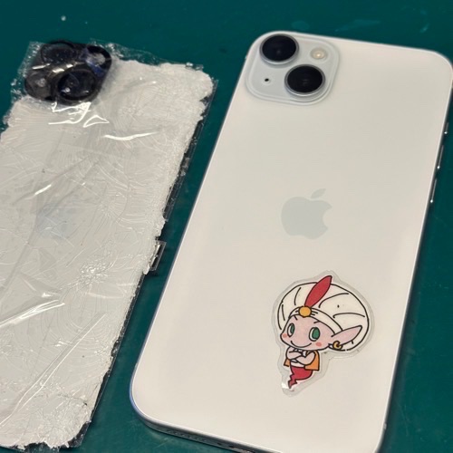 修理が完了し綺麗になったiPhone15Plus（裏）
